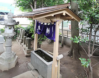稲荷神社の水屋を掲載しました。